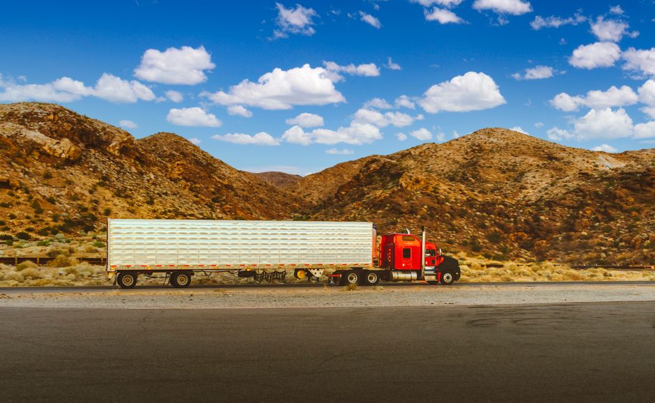 A Practical Guide to Hiring a Houston Semi Truck Lawyer 9 Houston semi truck accident scene on Interstate 10